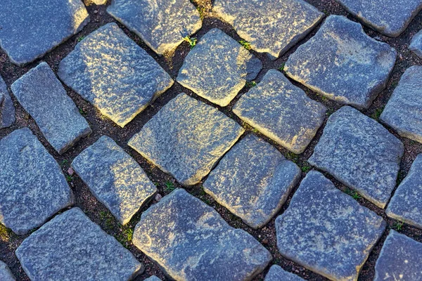 Kare Bloklardan Eski Bir Yolun Parçası Granit Kaldırım Kapanıyor — Stok fotoğraf