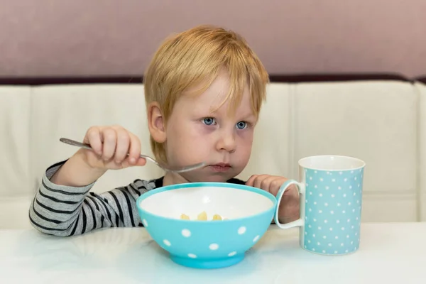 Petit Garçon Aux Cheveux Blonds Tient Une Fourchette Dans Main — Photo