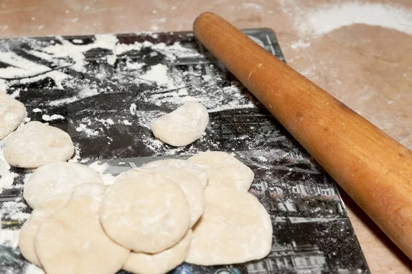 Mattarello Legno Giace Sul Tavolo Con Pezzi Pasta Gnocchi Cottura — Foto Stock