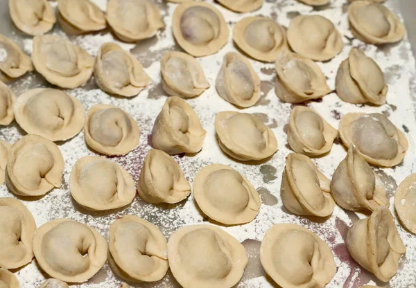 Gnocchi Crudi Con Carne Sul Tavolo Cosparsa Farina Bianca — Foto Stock