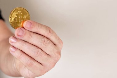 Bitcoin sembollü para, elle tutulur.
