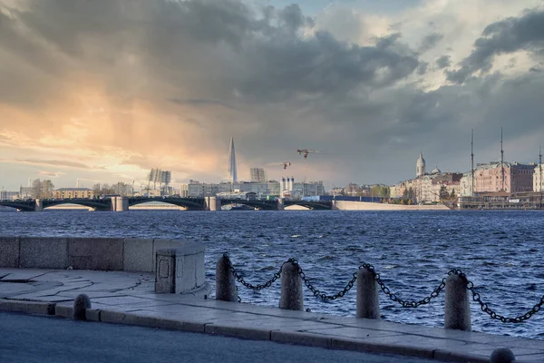 Дворцовый Мост Неве Россия Санкт Петербург Фоне Голубого Неба — стоковое фото