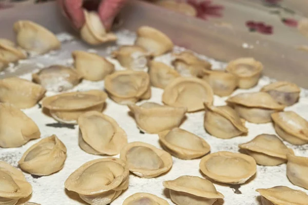 Gnocchi Crudi Con Carne Sul Tavolo Cosparsa Farina Bianca — Foto Stock