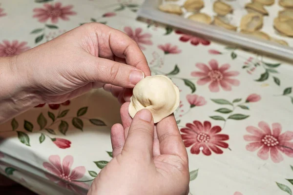 Mani Sporche Farina Tengono Gnocco Crudo Cottura Gnocchi Fatti Casa — Foto Stock