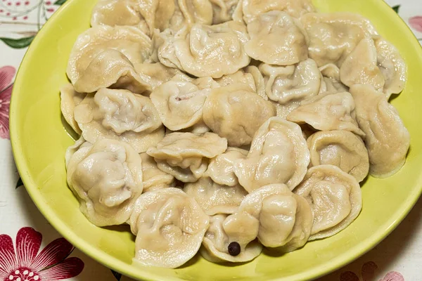 Gnocchi Cotti Piatto Verde Sul Tavolo Pranzo Vicino — Foto Stock