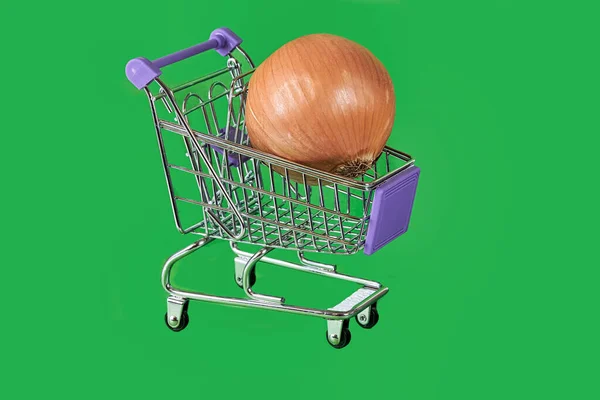 Тележка Супермаркета Большим Луком Зеленом Фоне — стоковое фото