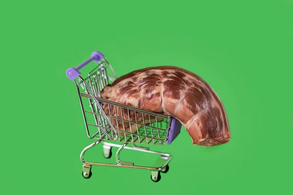 Een Stuk Vers Rauw Vlees Een Supermarkt Trolley Een Groene — Stockfoto