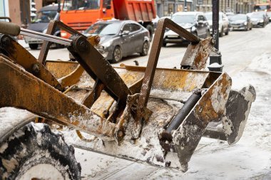 Avrupa 'nın en acılı şehrinin sokaklarında karların temizlenmesi