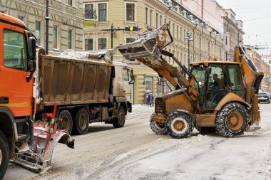 Avrupa 'nın en acılı şehrinin sokaklarında karların temizlenmesi