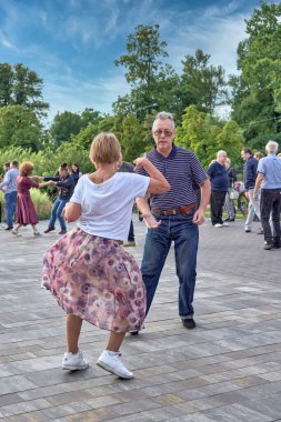 St. Petersburg şehir parkında dans eden yaşlılar