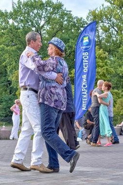 Dışarıda dans eden yaşlı bir çift.