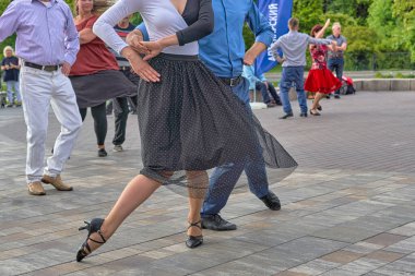 Şehir sakinleri yaz parkında dans ediyor.