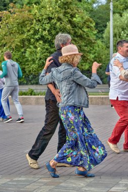 Şehir parkında dans eden çiftler, Petersburg Yazı