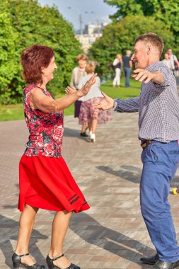 Şehir parkında dans eden çiftler, Petersburg Yazı