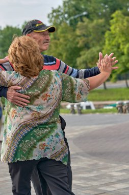 Şehir parkında dans eden çiftler, Petersburg Yazı