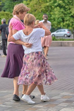 Şehir parkında dans eden çiftler, Petersburg Yazı