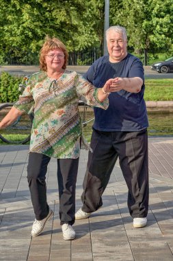 Şehir parkında dans eden çiftler, Petersburg Yazı