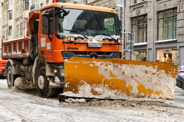Kar temizleyicileri şehir caddesindeki yolu temizliyor