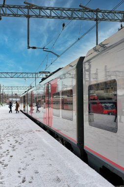 Banliyö treni bir kış günü tren istasyonunda duruyor.