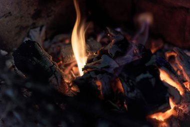 Ateşin için için için yanan közleri ve küçük bir alevi