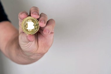 Bitcoin sembollü para, elle tutulur.