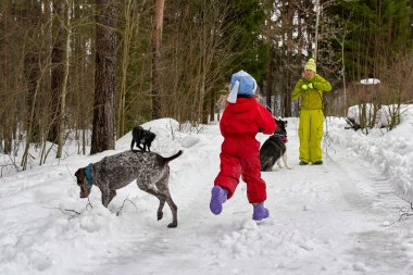 Anneyi bebek ve köpeklerle kış ormanında gezdiriyorum.