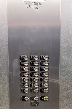 Döşeme numarası olan yuvarlak düğmeli parlak metal panel