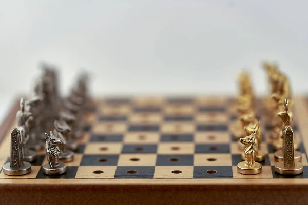 Шахматные фигуры помещаются на доску перед началом игры — стоковое фото