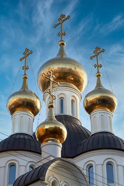 Cupole d'oro e croci della chiesa cristiana contro il cielo blu — Foto Stock