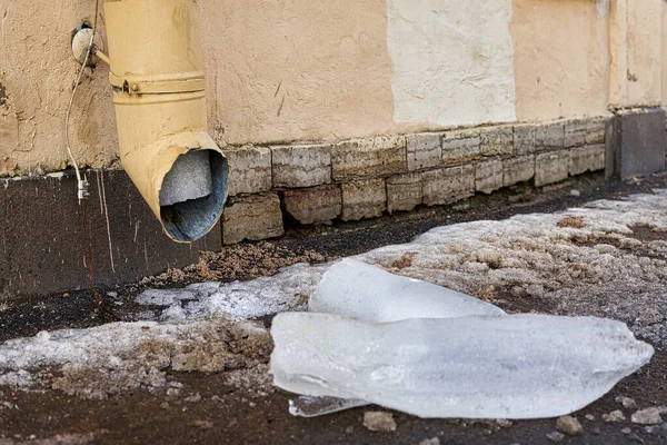 从排水管里掉出来的一大块冰躺在街上 — 图库照片