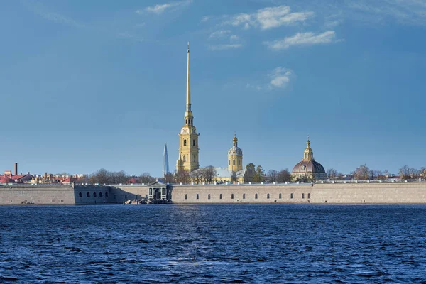 Oroszország, Szentpétervár, kilátás a Péter és Pál erőd a Neva — Stock Fotó