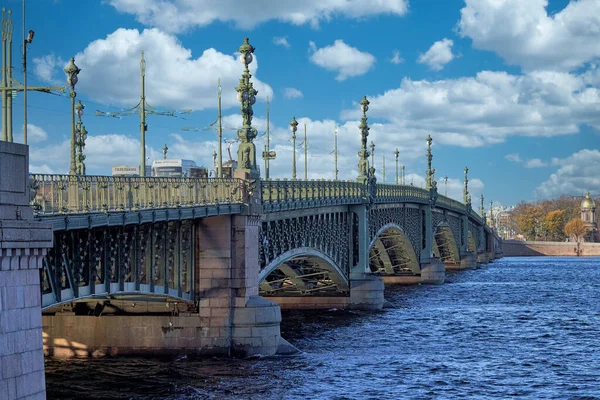 Rússia, São Petersburgo, um fragmento da Ponte Trinity sobre o rio Neva — Fotografia de Stock