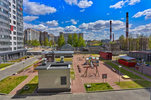 Vista do parque infantil no pátio do edifício residencial do condomínio — Fotografia de Stock