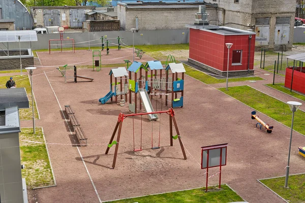 Vista del parco giochi nel cortile dell'edificio residenziale condominiale — Foto Stock