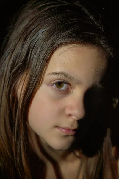 Retrato facial de menina adolescente bonito com cabelo longo — Fotografia de Stock