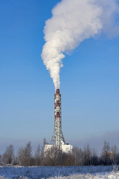 Rauch aus einem Schornstein vor blauem Himmel — Stockfoto