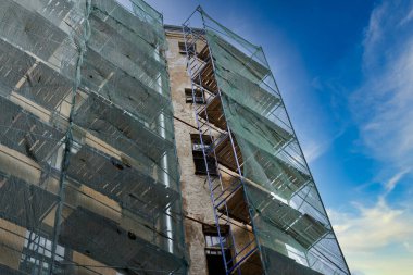 İskeledeki çok katlı bina, bakım ve onarım.