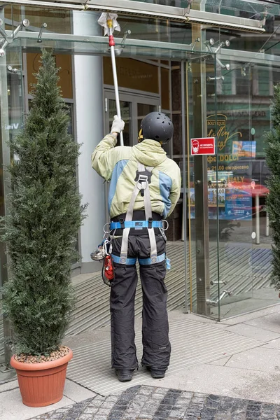 彼得堡一家办公室的玻璃门被爬上工具的窗户清洁剂洗掉了 — 图库照片