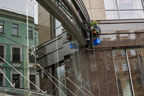 Nettoyant pour vitres en matériel d'escalade lave les vitres des étages supérieurs à Saint-Pétersbourg — Photo