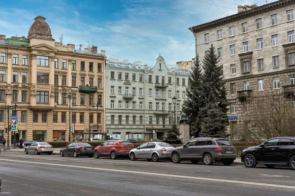 Vue de la rue Lénine à Saint-Pétersbourg par une journée ensoleillée de printemps — Photo