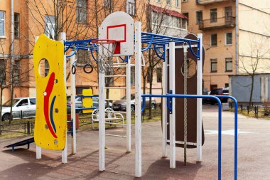 Renkli bir çocuk oyun parkında basketbol potası.