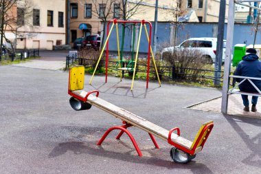 Apartman avlusundaki çocuk parkının arka planına doğru salla