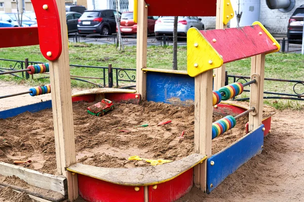 Bac à sable avec jouets sur une aire de jeux pour enfants colorée — Photo