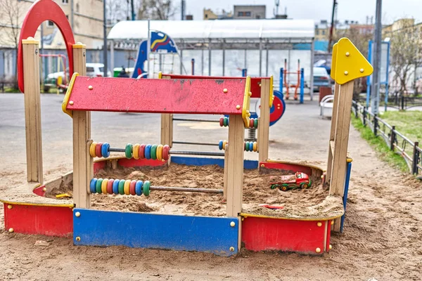 Bac à sable avec jouets sur une aire de jeux pour enfants colorée — Photo