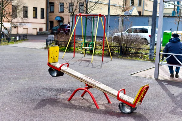 Swing tegen de achtergrond van de speeltuin op de binnenplaats van condominium — Stockfoto