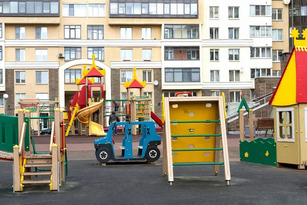 Un colorato parco giochi per bambini in città vicino a un edificio residenziale — Foto Stock