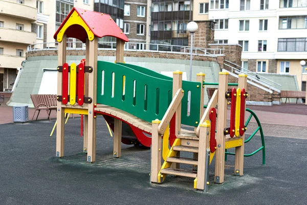 Une aire de jeux pour enfants colorée dans la ville près d'un immeuble résidentiel — Photo