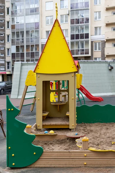 Maisons colorées sur l'aire de jeux dans la cour de la copropriété — Photo