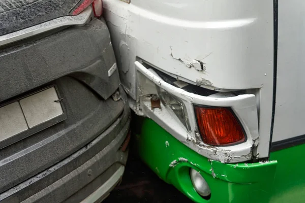 Fragmento de um ônibus dirigindo em um carro, um acidente na estrada — Fotografia de Stock