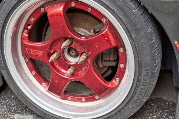 Fragmento auto sintonizado con picos de metal de balancín, diseño de automóviles — Foto de Stock